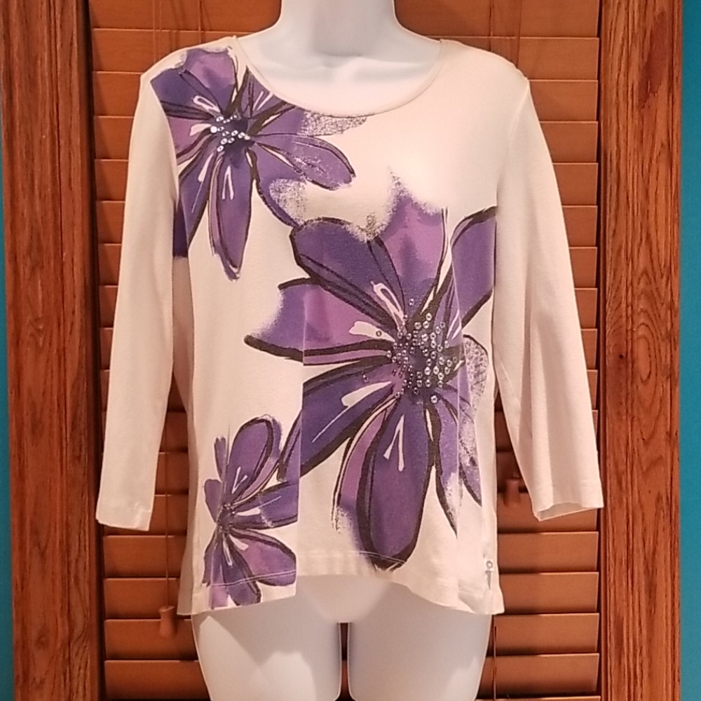 🔮🔥3 for $15🔥  Fun Purple Floral Top with Studs